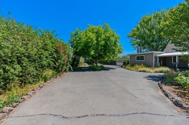 Building Photo - 5 Bed 4 Bath Gated Home Near The Heart Of ...