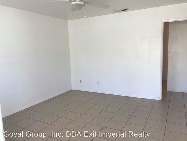 Building Photo - 2 br, 1 bath House - 470  C St. #1