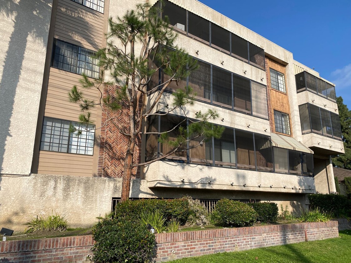 Building Photo - MOVE IN SPECIAL - Quiet Building, Prime Lo...