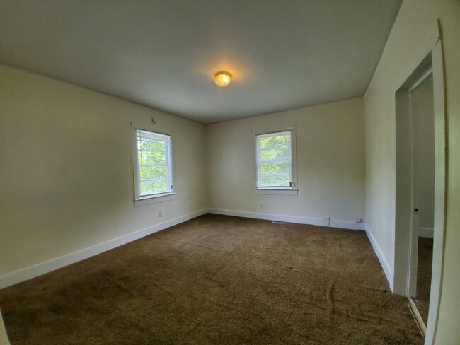 Building Photo - 1/2OFF FIRST MONTH RENT SPECIAL! Spacious ...