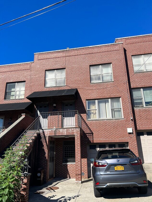 Foto principal - 3227 Riverdale Ave