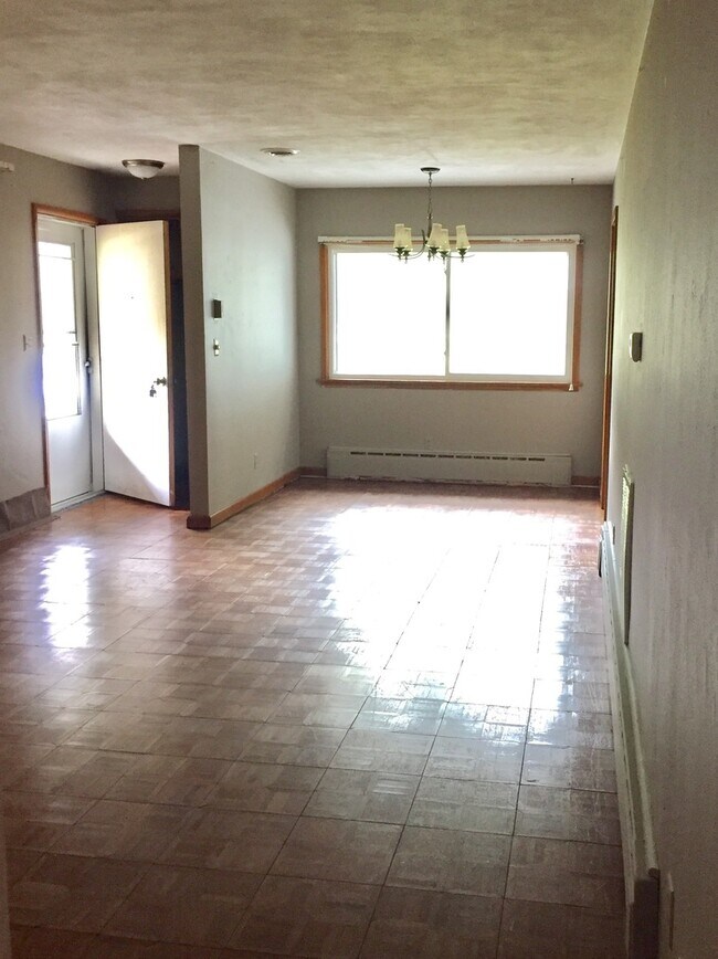 Building Photo - Cozy 3bedroom available Nov 1st.