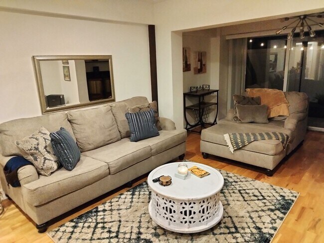 Building Photo - 3 Bedroom Townhome with Community Pool/ Tennis Courts