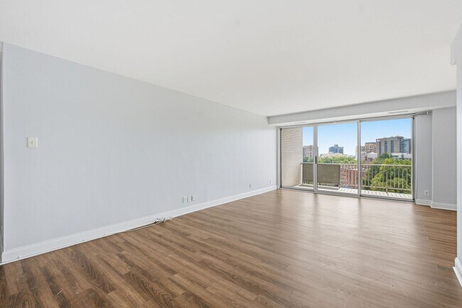 Foto del edificio - Bright Top-Floor 2BR Condo in The Whitehall with Garage Parking!