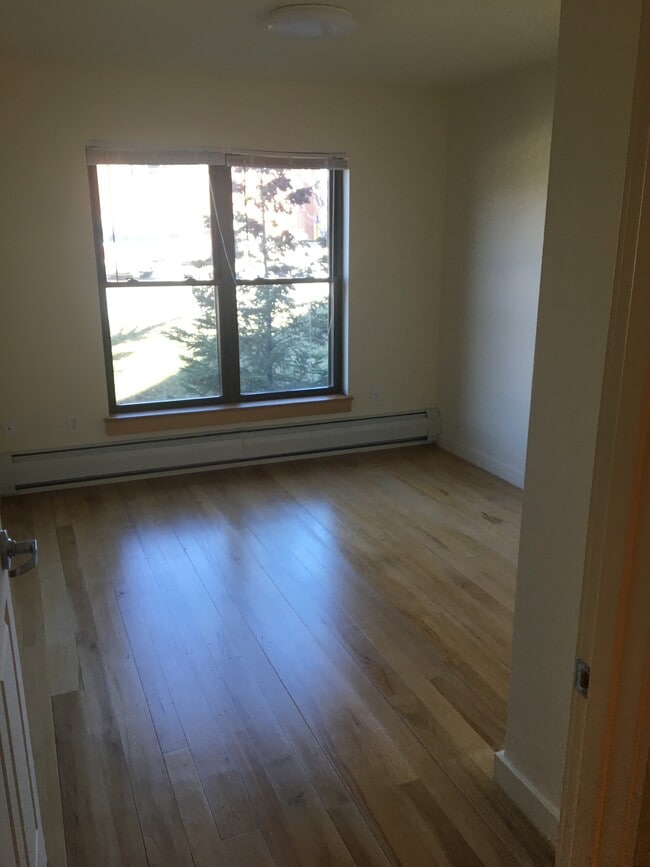 Building Photo - 30 S Village Green