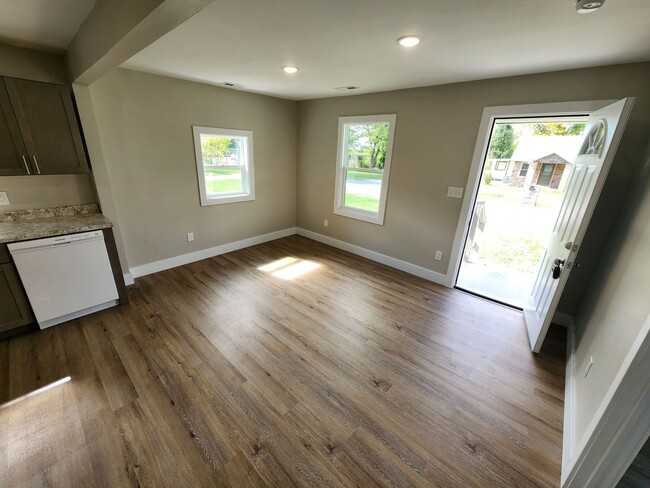 Building Photo - Spacious 2-Bedroom, 1-Bathroom Home AVAILA...