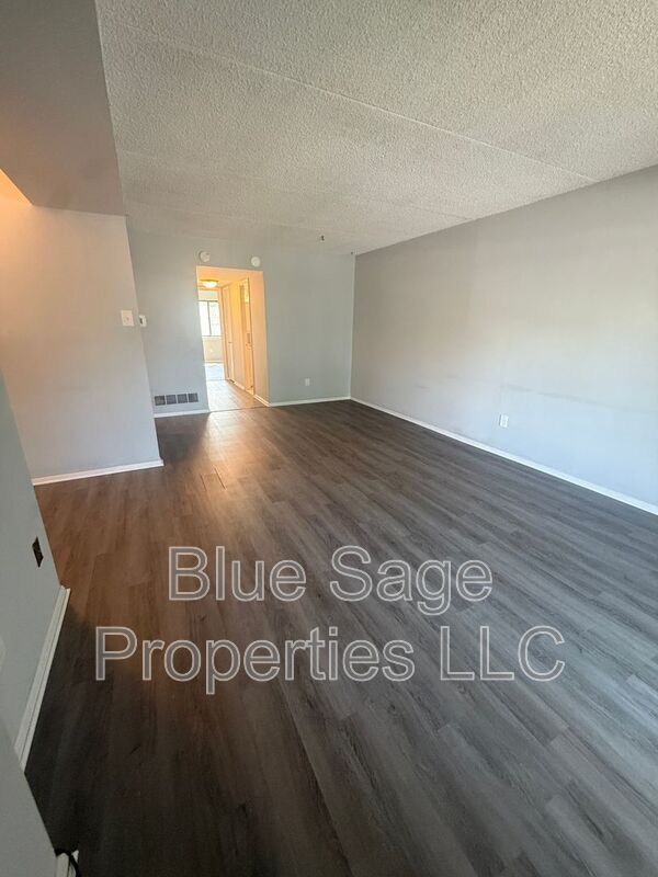 Foto del edificio - 722A Putnam Blvd
