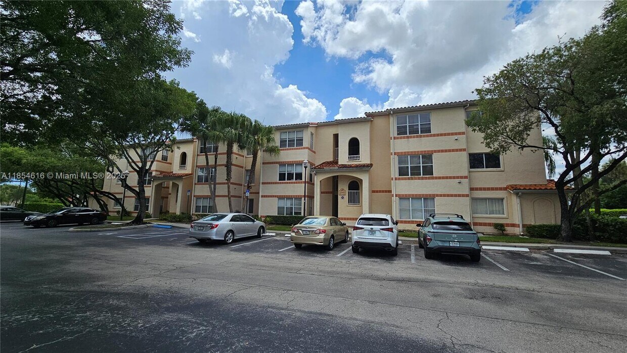 Foto principal - 3360 Pinewalk Dr N