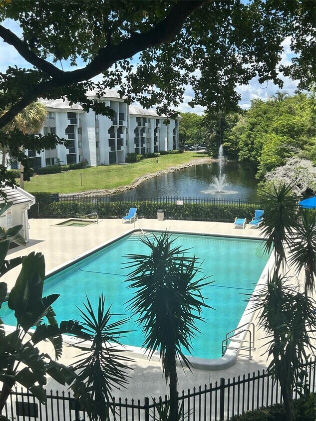 Foto principal - 711 N Pine Island Rd