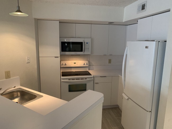 Kitchen - 643 Vista Isles Dr