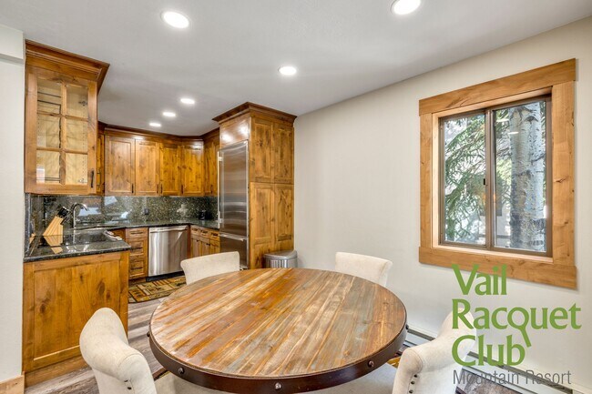 Foto del edificio - Annual Lease - 3BR, 3BA 3-level Townhome w...