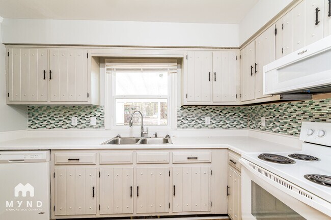 Foto del edificio - 2824 Sourwood St