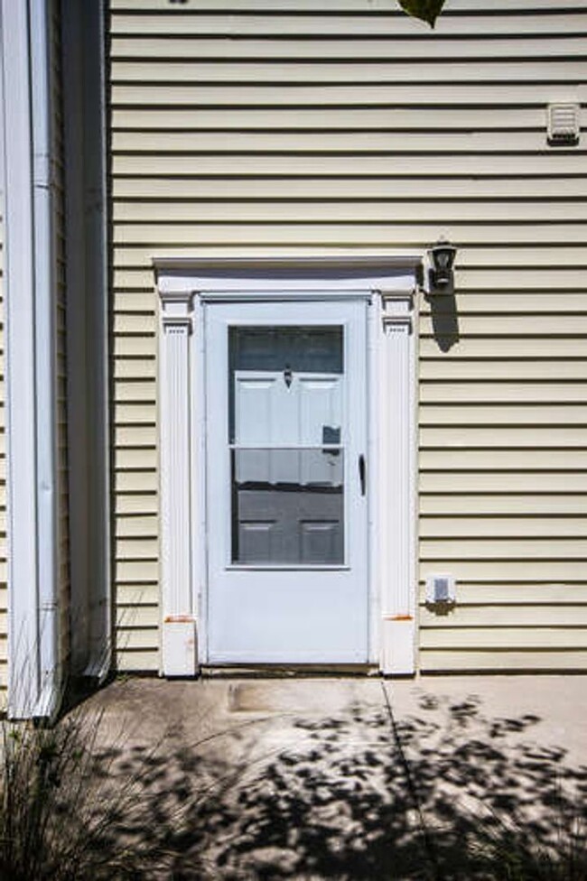 Building Photo - Updated Townhouse