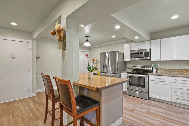 Foto del edificio - Updated 2B/1B Condo in The Cottonwood Vill...