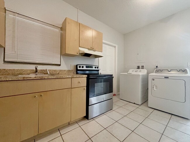 Building Photo - 3 Bedroom Private home with yard