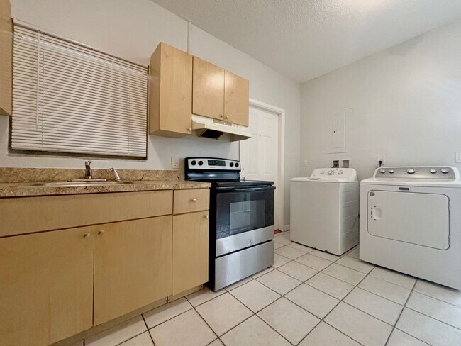 Foto del edificio - 3 Bedroom Private home with yard