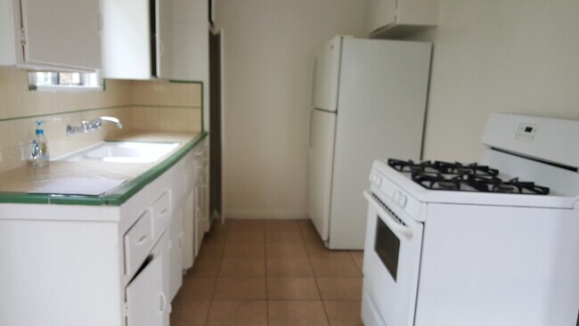 Kitchen - 916 N Normandie Ave