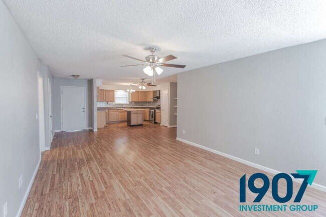 Foto del edificio - Spacious 4-Bedroom Home in Moore – Stylish Updates & Great Layout!