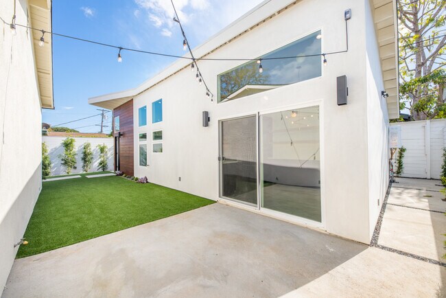 Building Photo - 2833 Stoner Ave