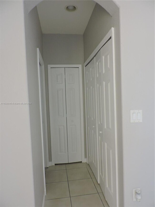 Building Photo - 1408 SE 26th Ct