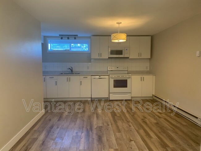 Building Photo - 1291 Kelglen Crescent