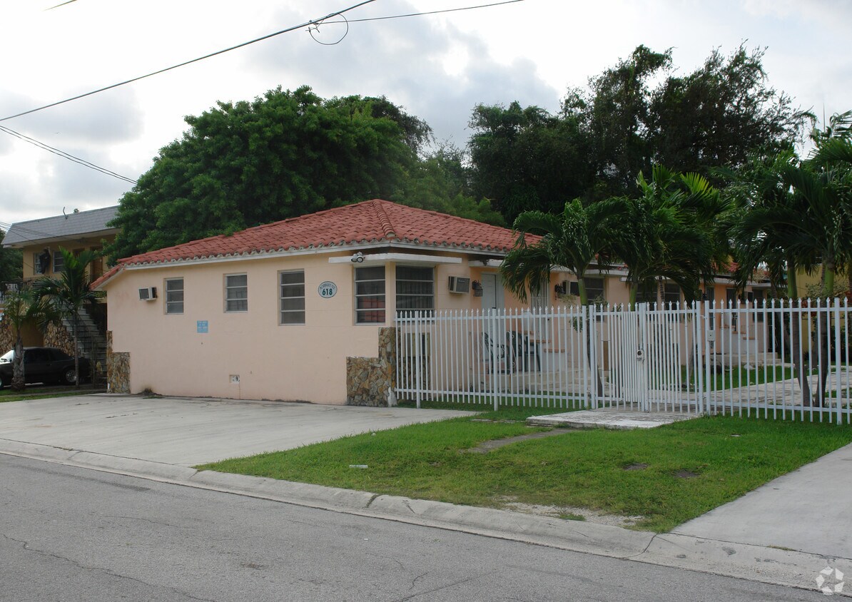 Foto del edificio - 610-618 NE 64th Ter