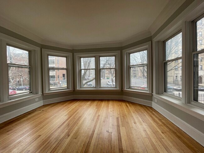 Foto del edificio - 6142 N Kenmore Ave