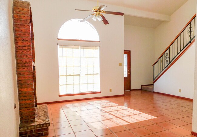 Foto del edificio - Swimming pool on property!