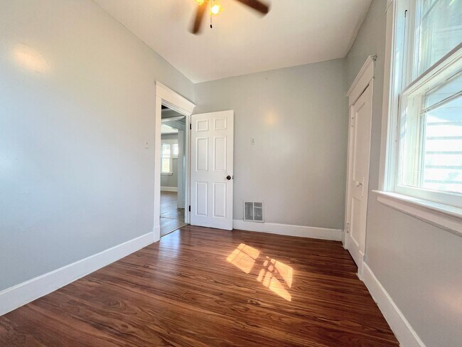 Foto del edificio - 4-Bed Single Family Home Available in University District