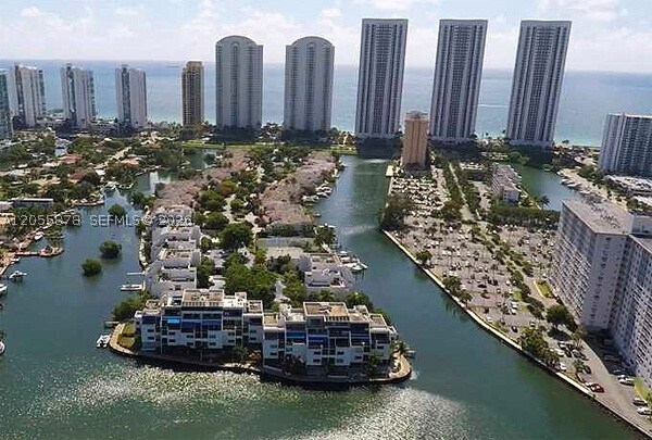 Foto del edificio - 350 Poinciana Island Dr
