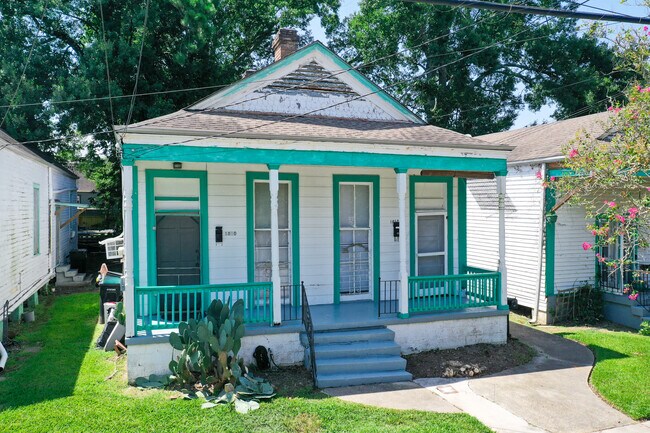 Building Photo - 1812 Dante St