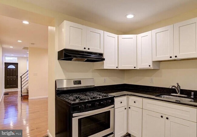 Foto del edificio - 2663 Belgrade St