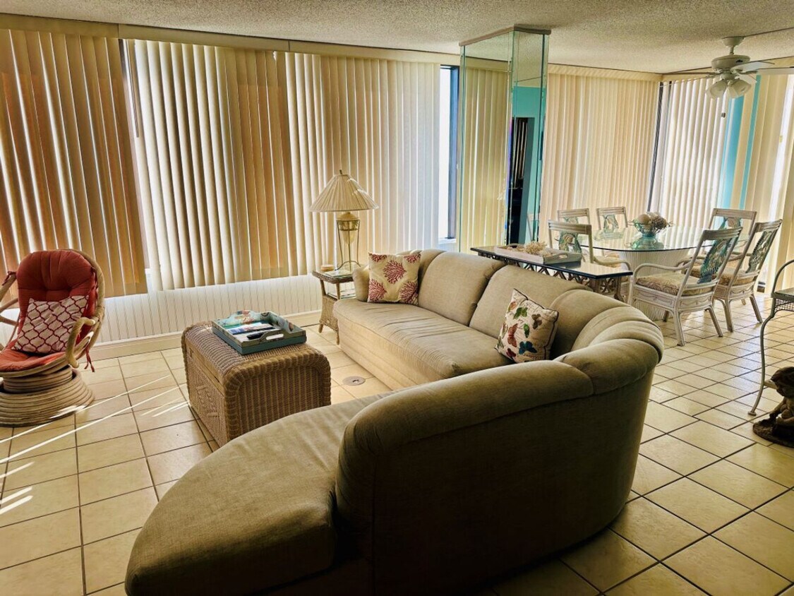 Foto principal - 7205 Thomas Dr