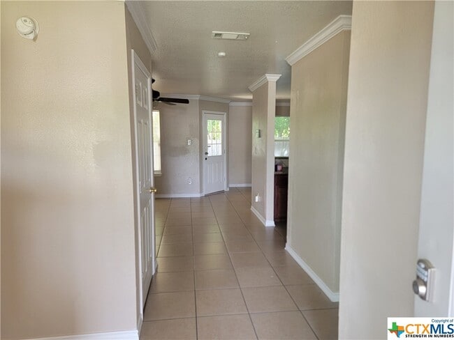 Building Photo - 102 Kings Ct