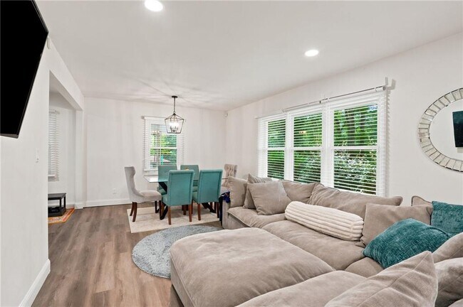 Foto del edificio - 581 Meadowbrook Dr SE