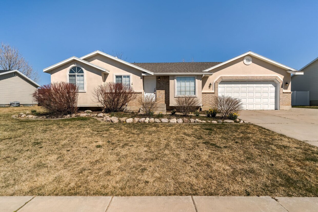 Primary Photo - Beautiful Rambler Style Single Family Home...