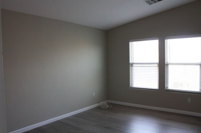 Foto del edificio - Remarkable totally renovated 2bed 2bath townhome is SW Las Vegas