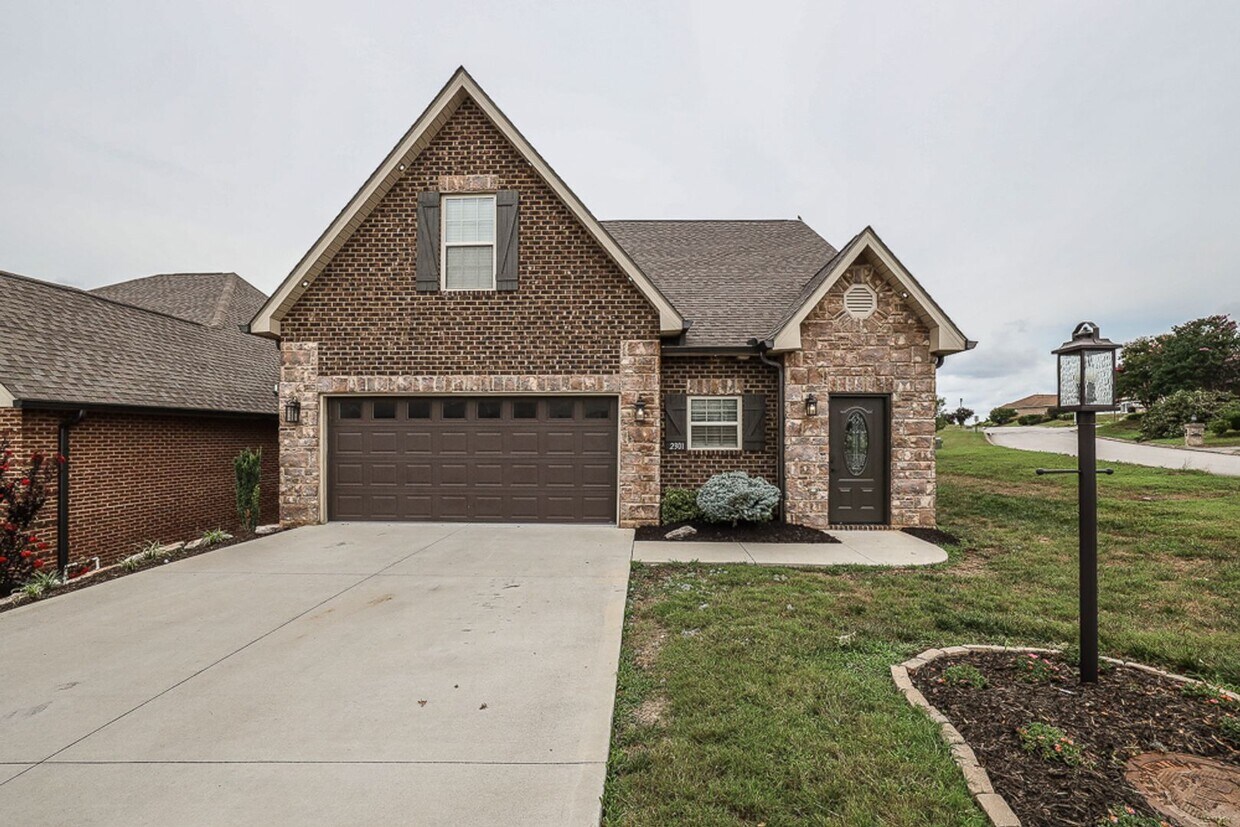Primary Photo - Maryville 37801 - 4 bedroom, 2.5 bath home...