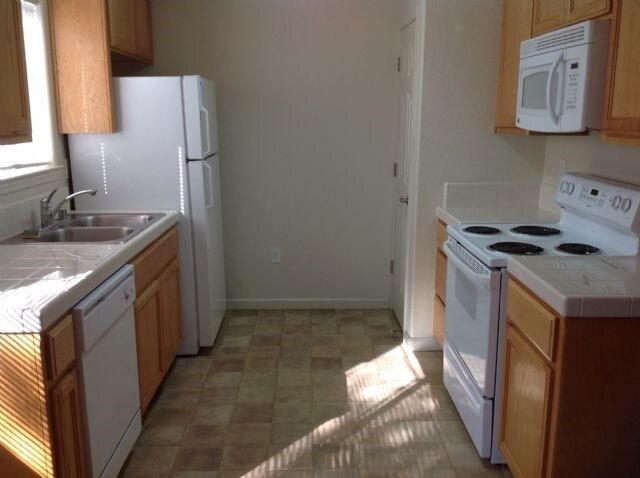 Foto del edificio - 1051 N Mitchell Ave