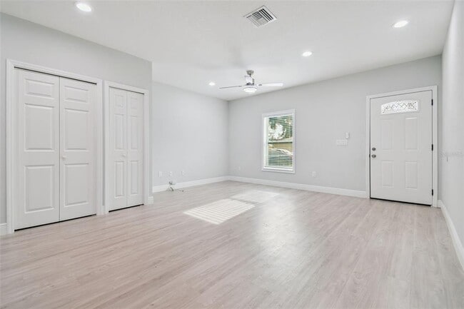 Building Photo - 6817 N Sterling Ave