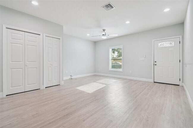 Foto del edificio - 6819 N Sterling Ave