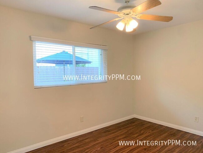 Building Photo - Crown Point 3 bedroom / 2 Bath - One Block...