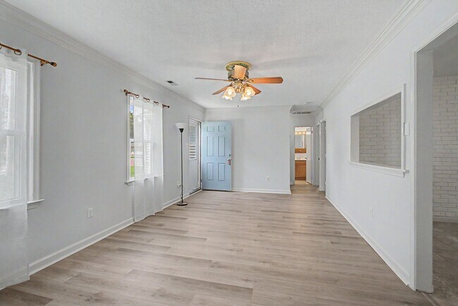 Foto del edificio - Updated 3-Bedroom Ranch with Fenced Yard!