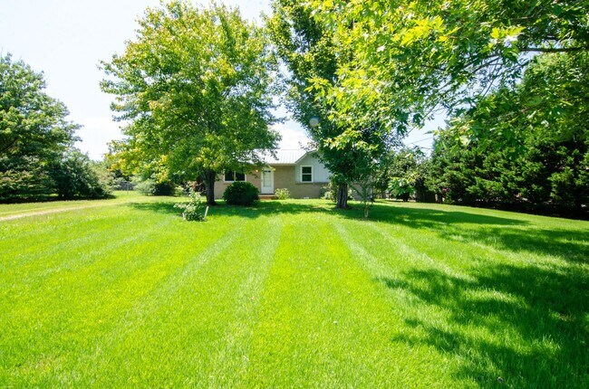 Foto del edificio - 7109 Hall Ln