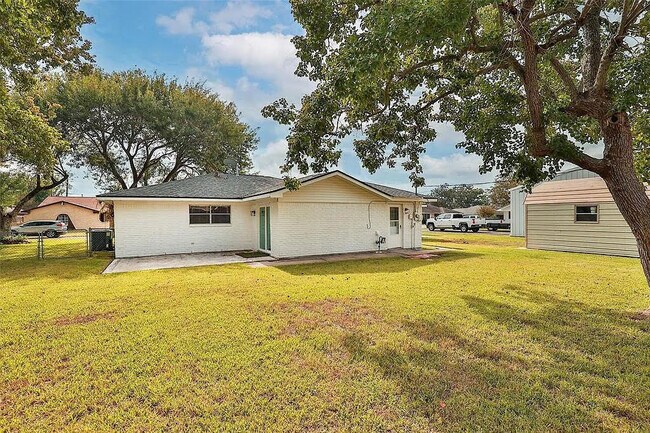 Building Photo - 8031 Bayside Dr