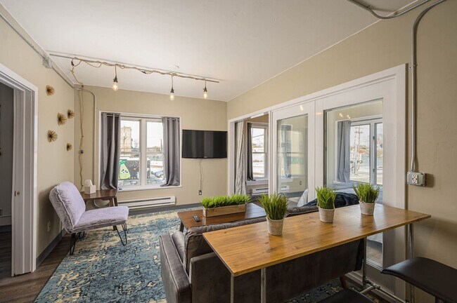 Foto del edificio - 532 W College Ave