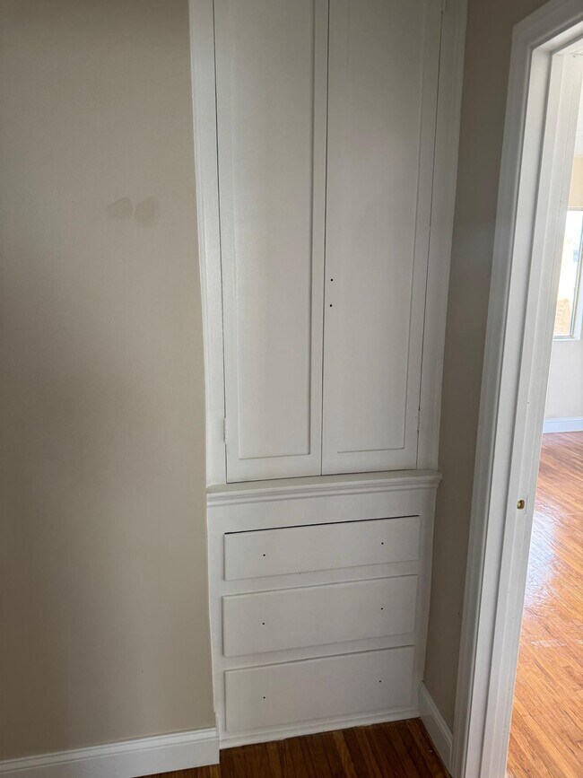 Se instalarán manijas doradas en las puertas. La casa está casi terminada. - 10821 Otsego St