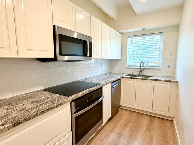 Building Photo - 1520 S Lake Dr