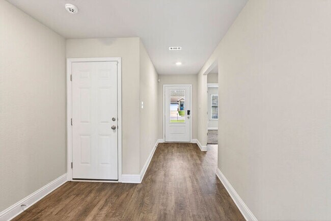 Foto del edificio - 6550 Eastland Cir