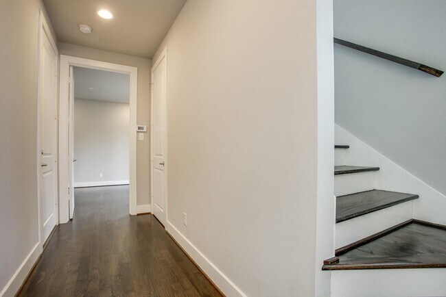 Building Photo - 6010 Chimera Ct